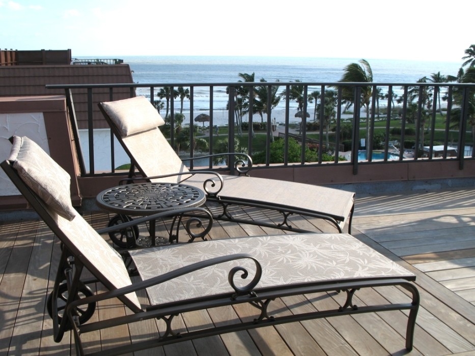 The roof deck is equipped with a full suite of cast-aluminum sling furniture