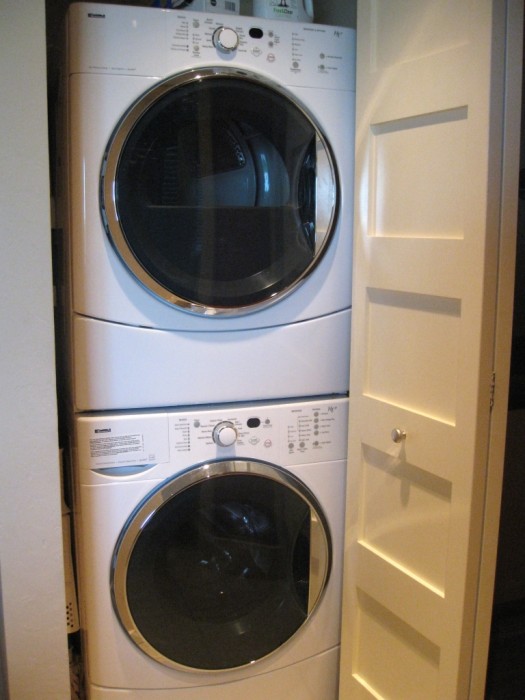 The laundry alcove has an energy efficient front-loading washer and dryer