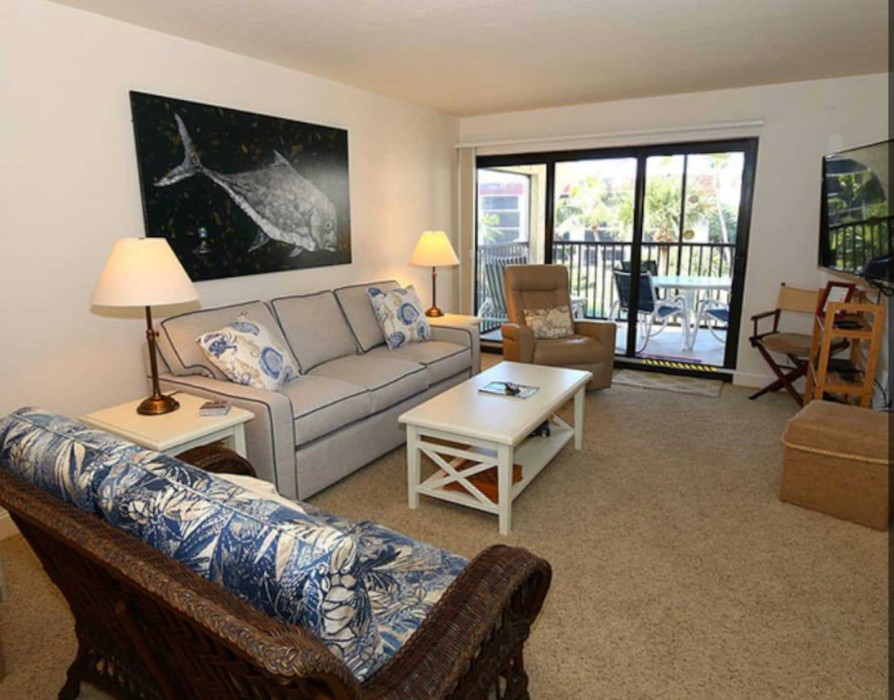 Living room with seating for 6 and sofa bed