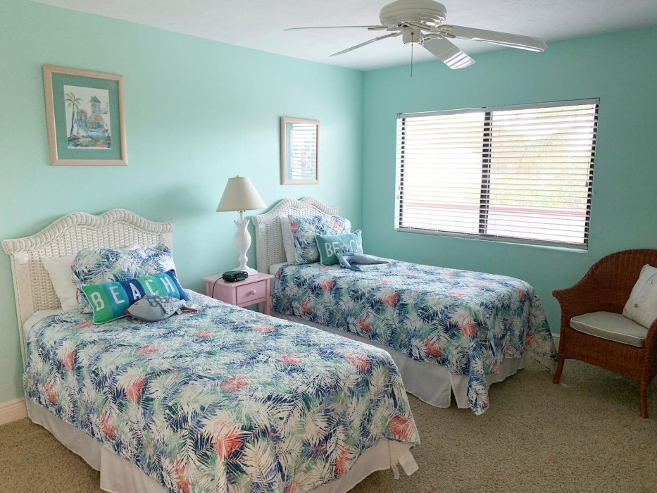 Second bedroom with two twin beds