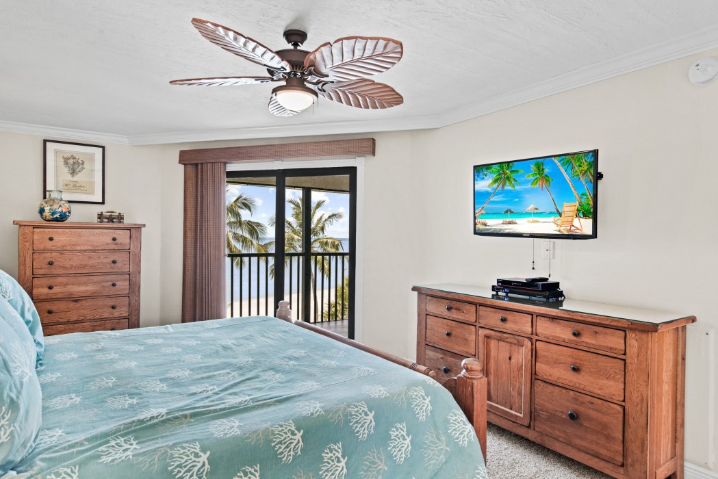 E45: Master Bedroom with Kingsize Bed