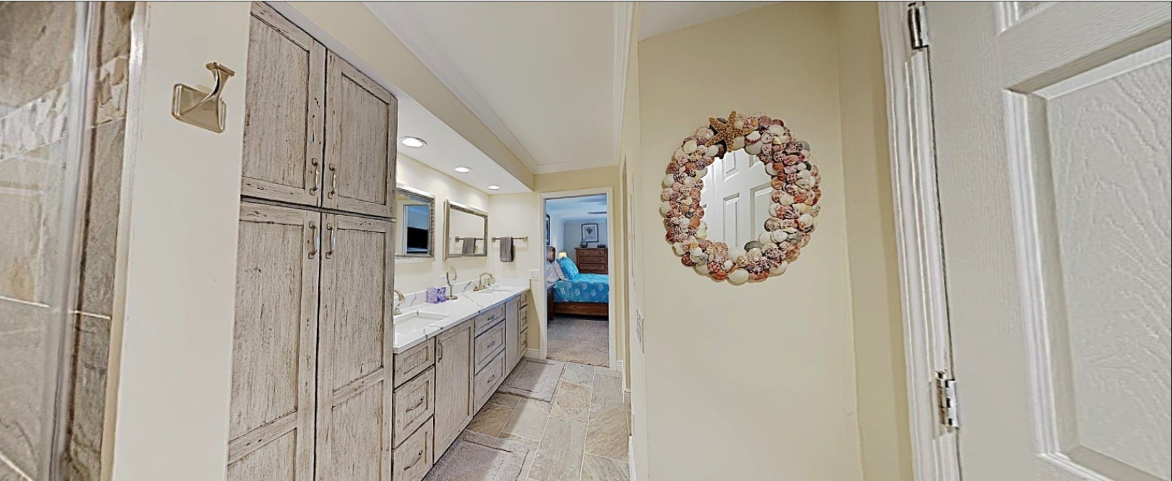 E45: Master Bedroom En Suite Bathroom