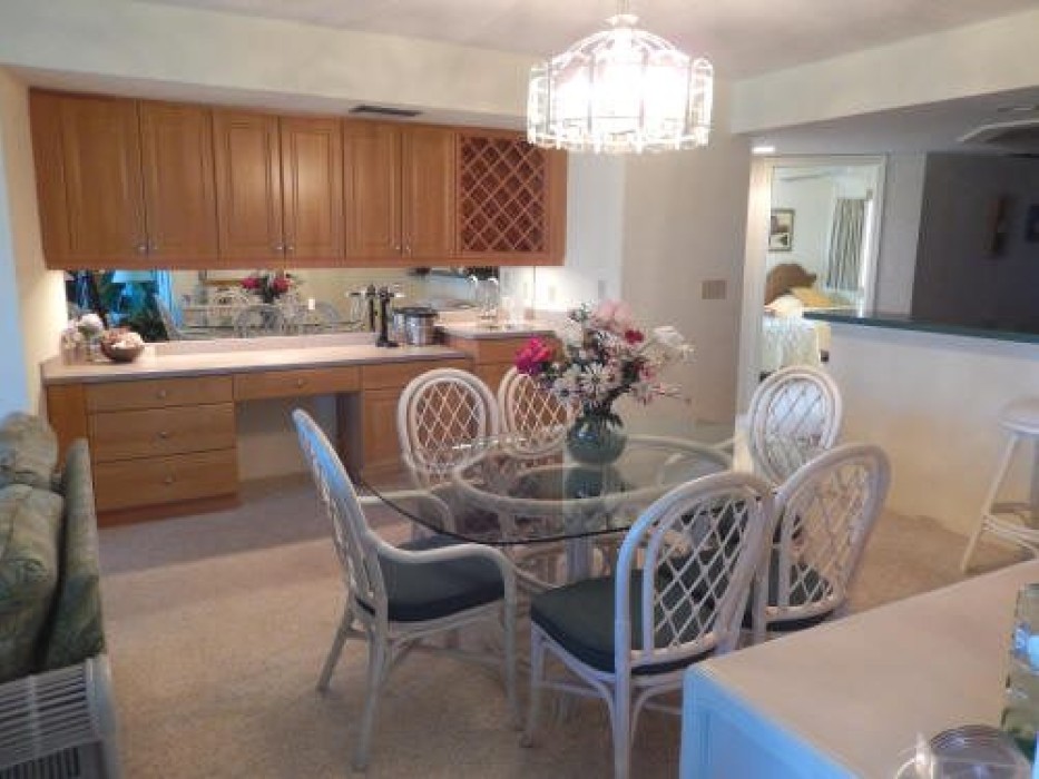 Dining room with seating for 6 and wetbar