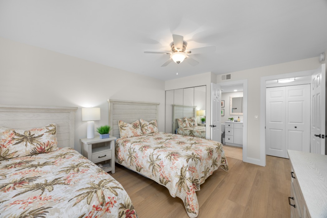 Cable/Smart TV, Ceiling Fan,  Entry to Full Bathroom