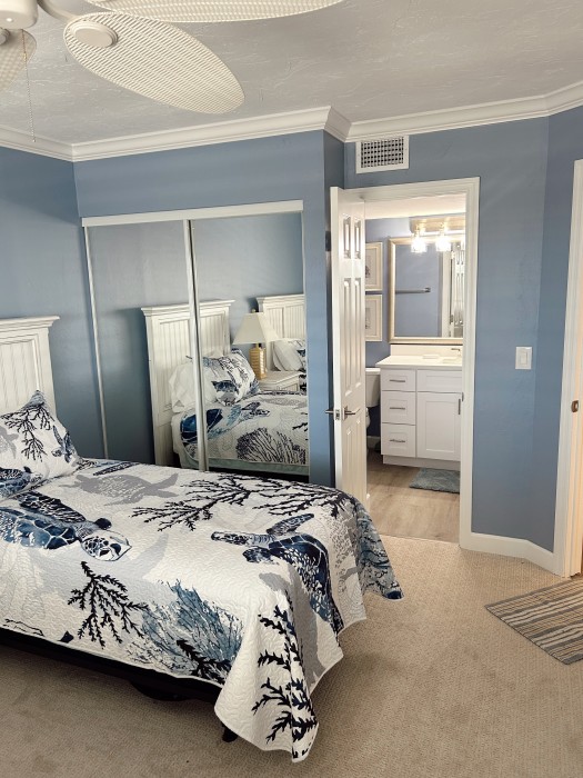 Guest Room with direct access to guest bathroom