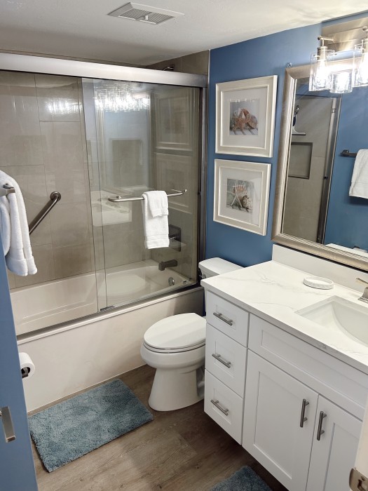 Guest Bathroom with shower/tub combo