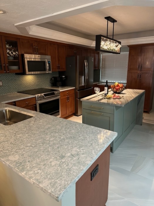 Fully equipped kitchen with small appliances (including keurig and drip coffee maker, blender, slow cooker etc)