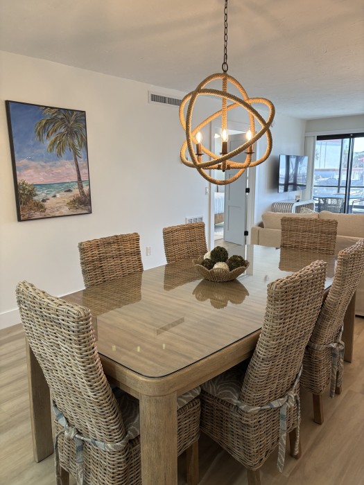 Dining area - Large table with seating for 6.