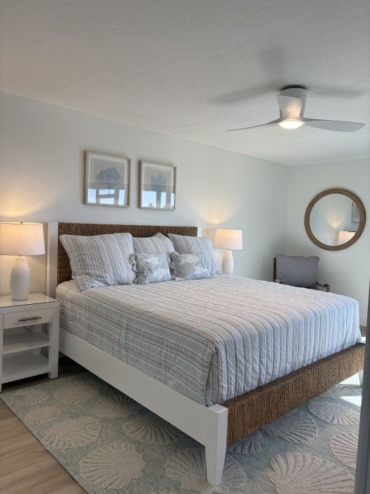 Primary bedroom - King size bed with sliders to the lanai, an en suite bathroom and a smart TV.