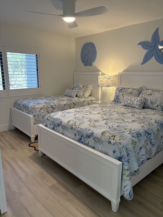 Guest bedroom - Queen bed and a twin bed with adjoining bathroom and a smart TV.