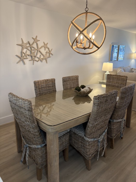 Dining area - Large table with seating for 6.