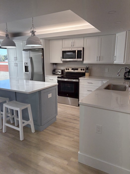 Kitchen - Fully equipped, stainless appliances, pots, pans, cookware and small appliances too!