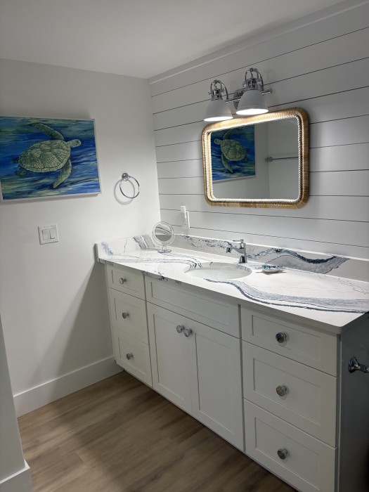 Primary en suite bathroom.