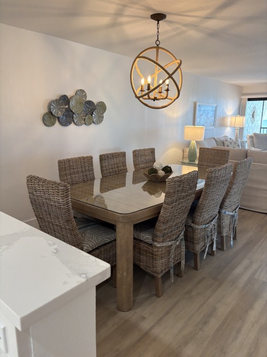 Dining area - Large table with seating for 8.