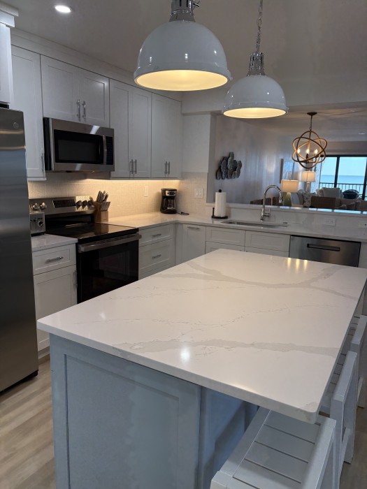 Kitchen - Fully equipped, stainless appliances, pots, pans, cookware and small appliances too!