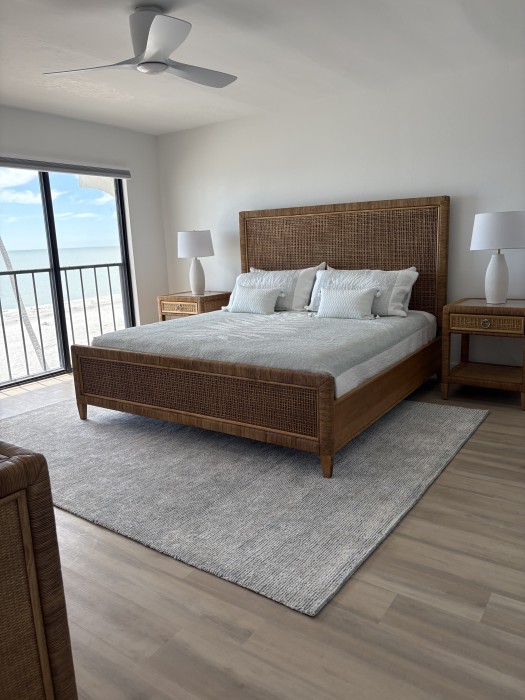 Primary bedroom - King size bed with sliders to the lanai, an en suite bathroom and a smart TV.