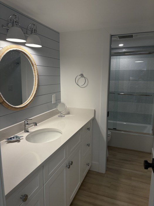 Guest bathroom - combination tub/shower