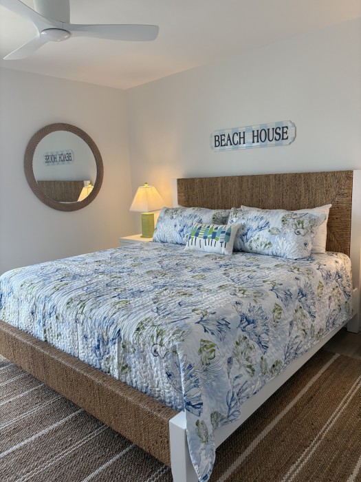 Guest bedroom #1 - King bed, a smart TV with view of the pool and gulf.