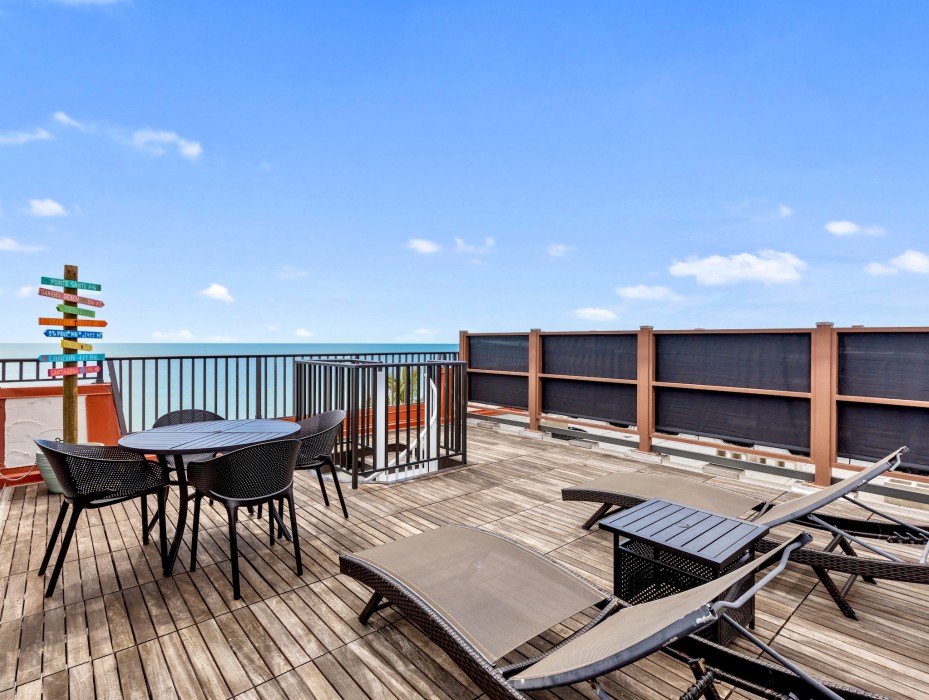 Private rooftop deck overlooking Gulf front Beach/Colorful Mile Marker selfie spot
