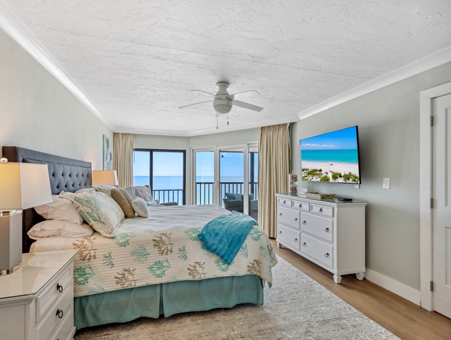 Master Bedroom beach views with Cable TV/Smart TV