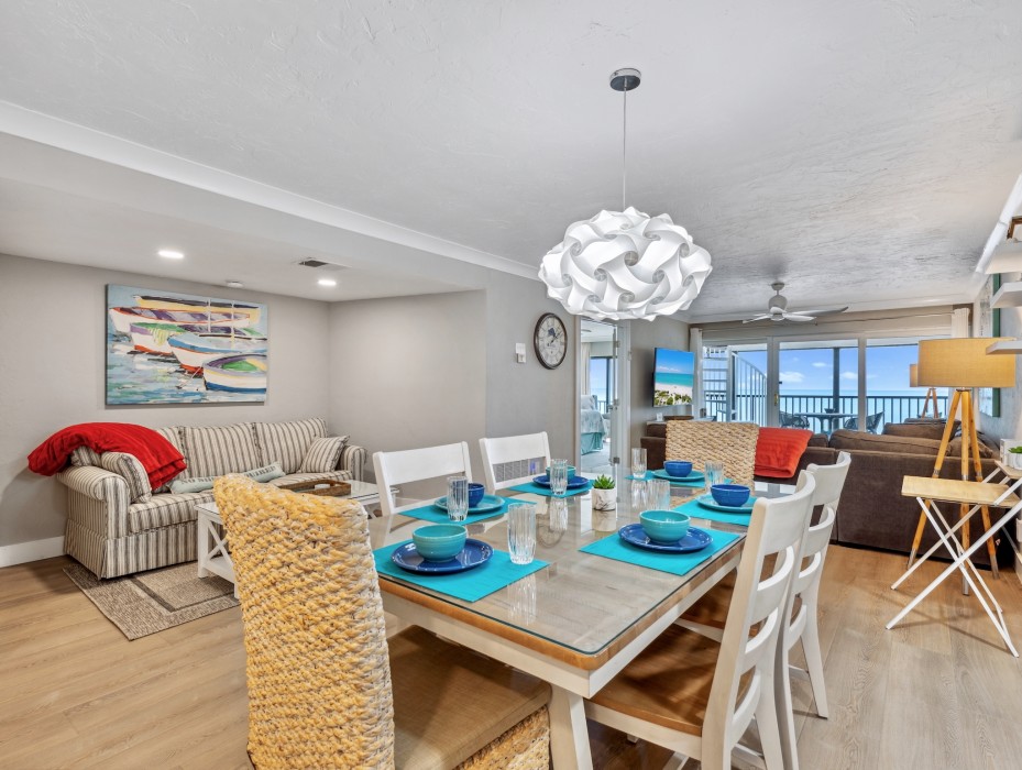 Dining room for 6, reading nook with sleeper sofa, PC desk