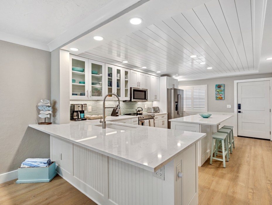Gourmet kitchen with breakfast bar, shiplap ceiling, large island