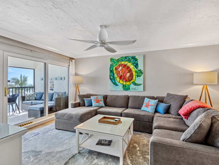 Living room with lanai/rooftop deck access/large sectional seating