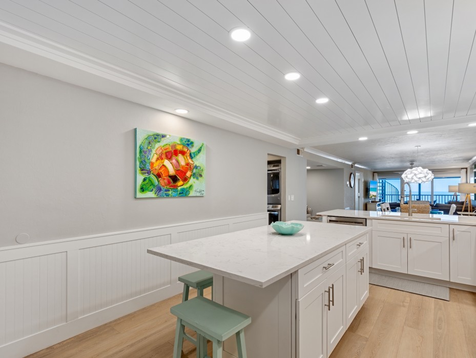 Kitchen with ample seating and Happy Turtle painting