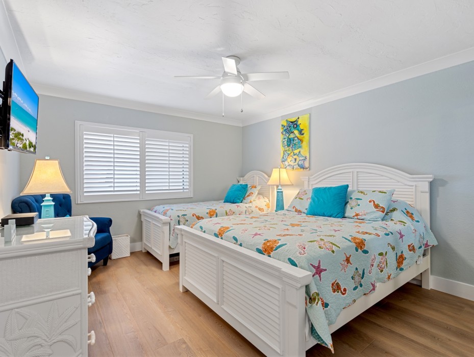 Guest bedroom with queen and twin bed, ensuite bathroom