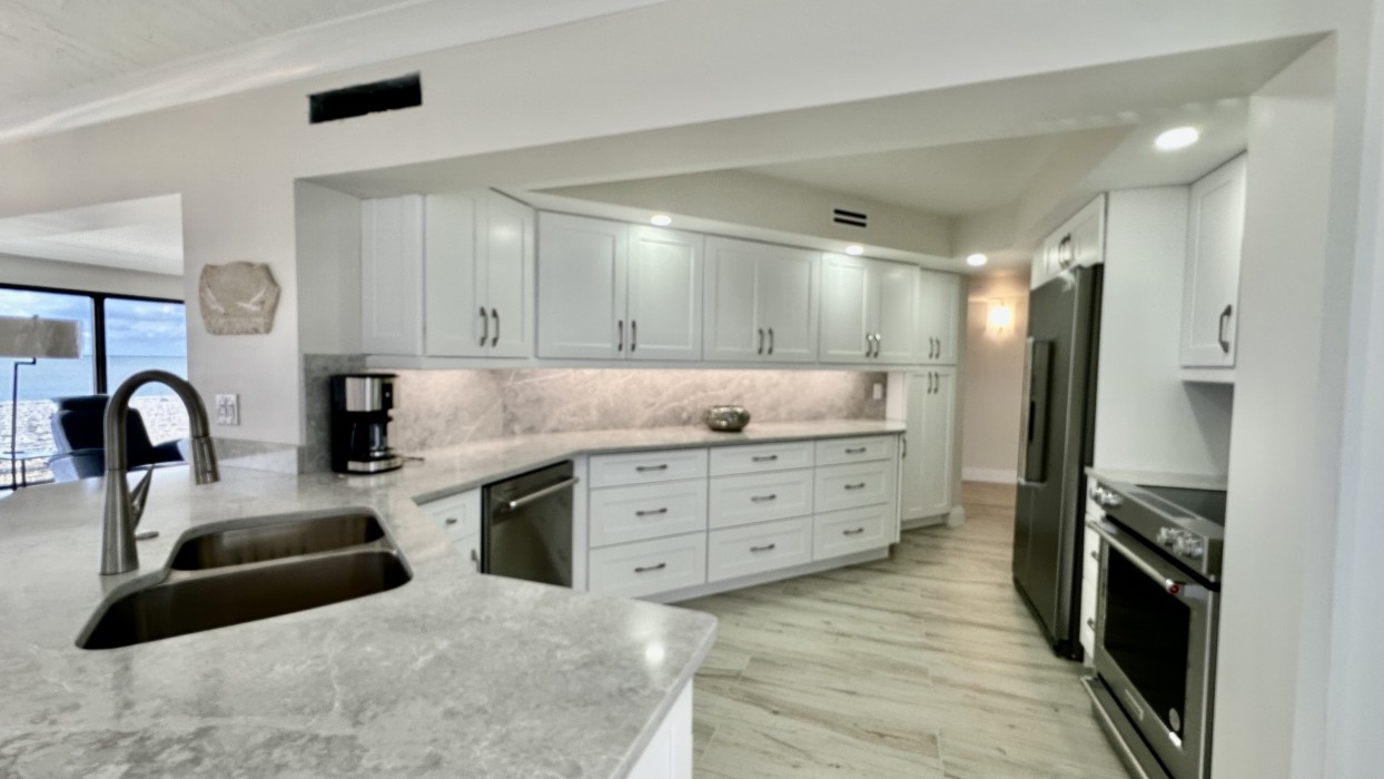 The fully-equipped kitchen has Kitchen Aid appliances, quartz countertops and ample storage & pantry space.