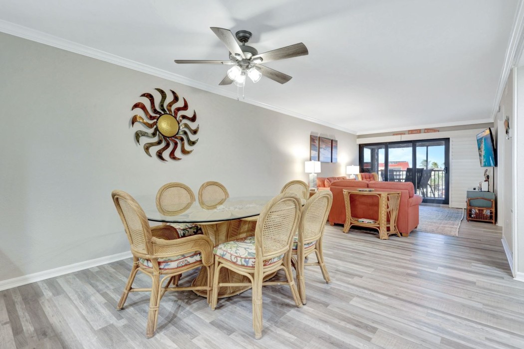 Large dining room for great gatherings