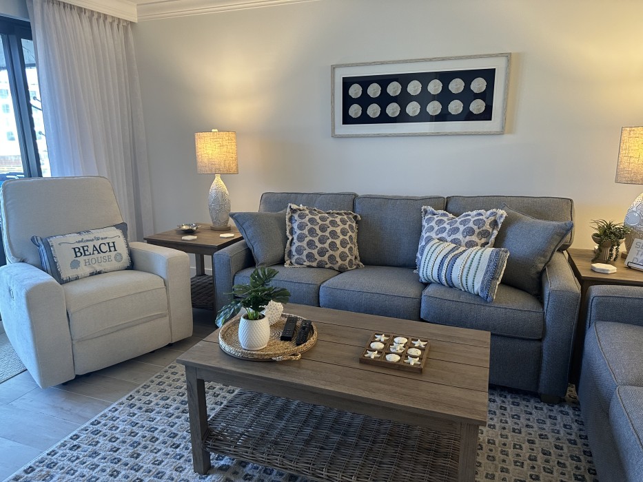 Spacious & bright living room