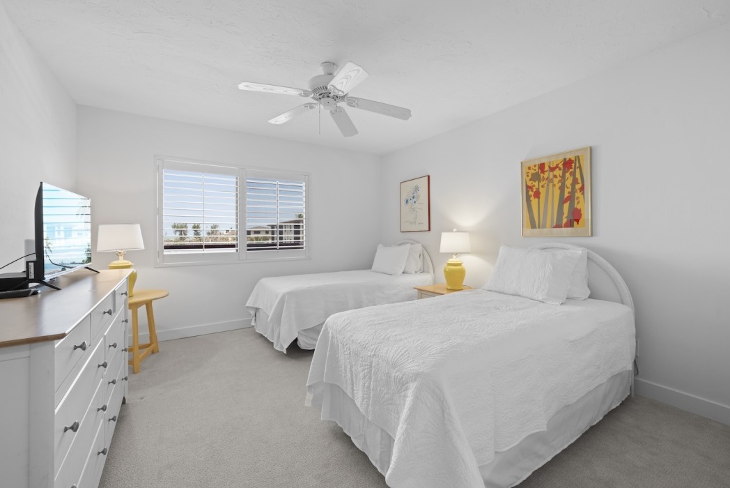 Guest room with 2 beds and a TV
