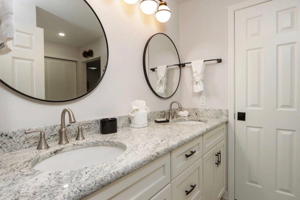 Master en-suite bathroom