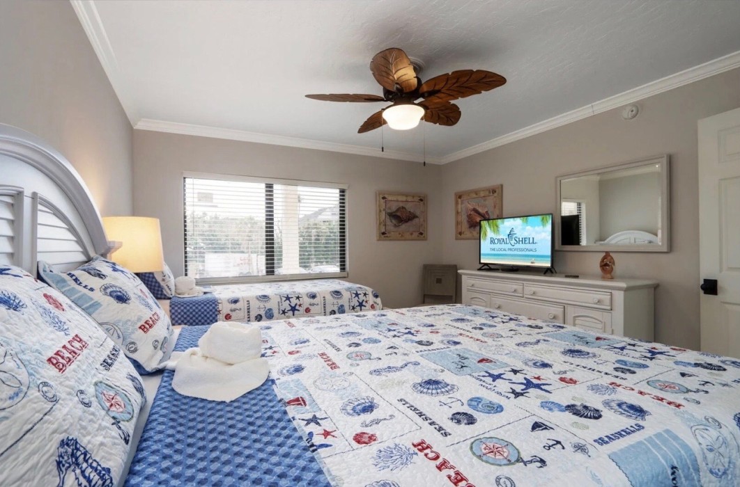 Guest bedroom with queen and twin beds