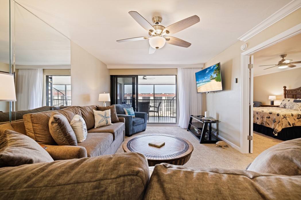 Comfy living room with plenty of room for lounging