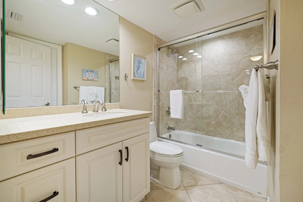 Guest bathroom with tub/shower combo