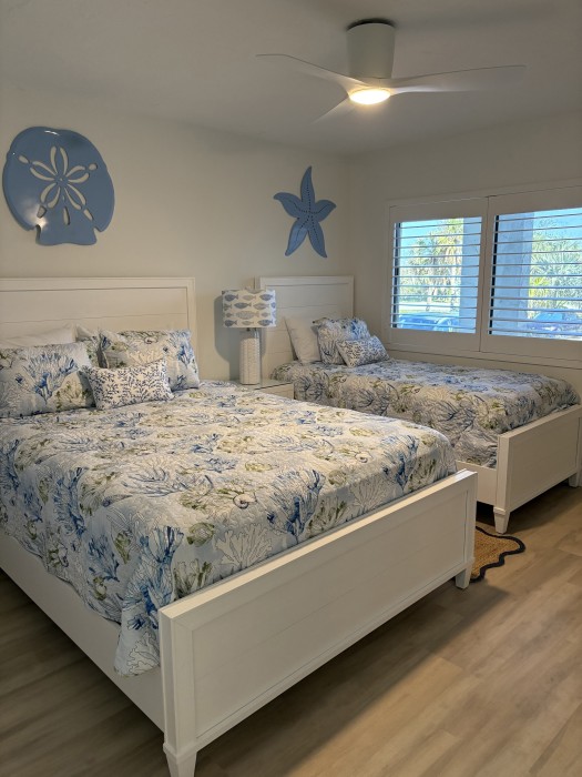 Primary bedroom - King size bed with sliders to the lanai, an en suite bathroom and a smart TV.