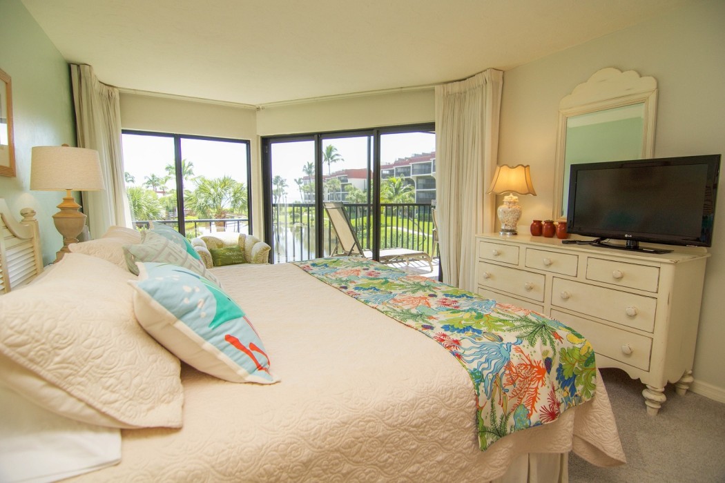 King bed - sliders open to the lanai