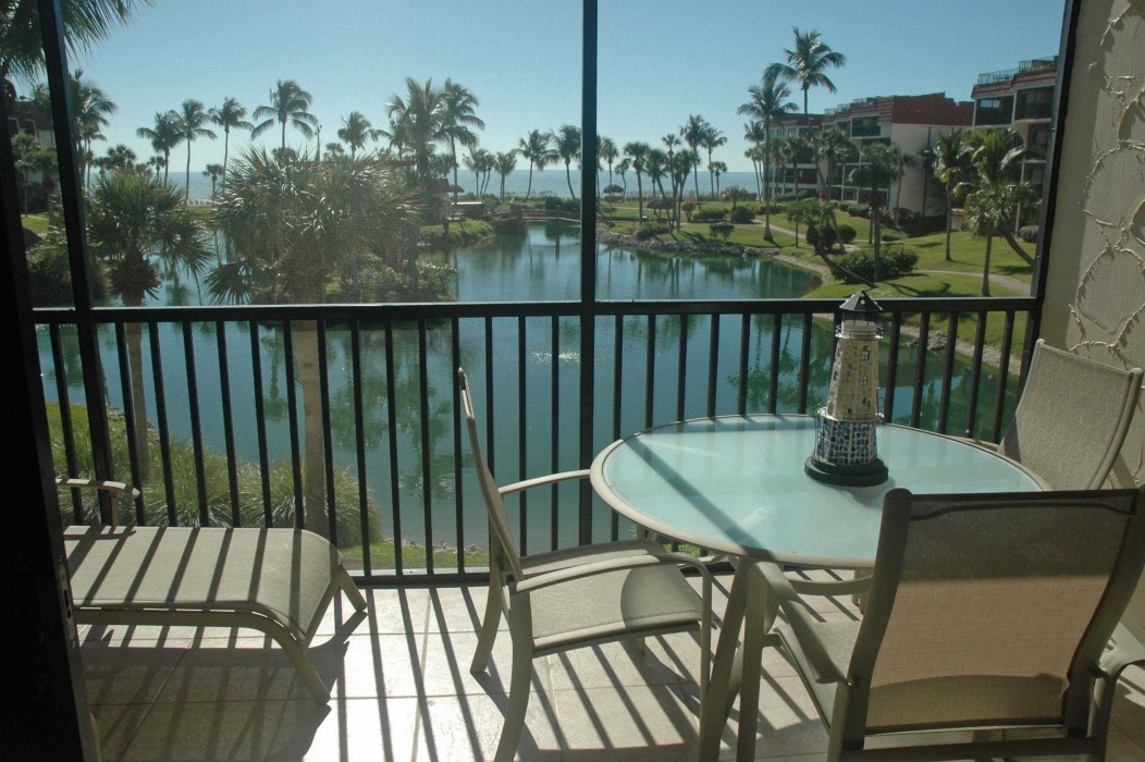 Lounge chair on the lanai is great for naps