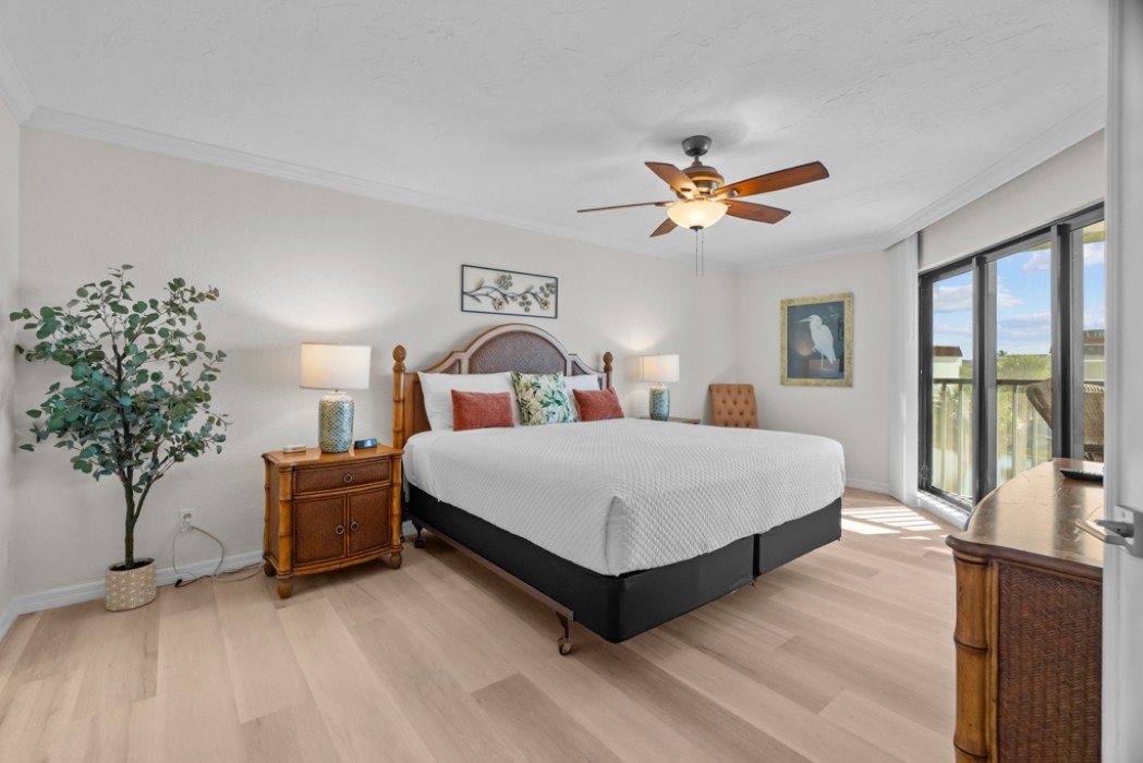 Master bedroom w/ king bed