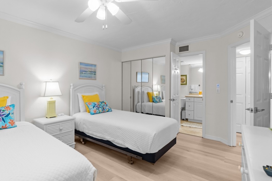 Guest bedroom w/ two twin beds