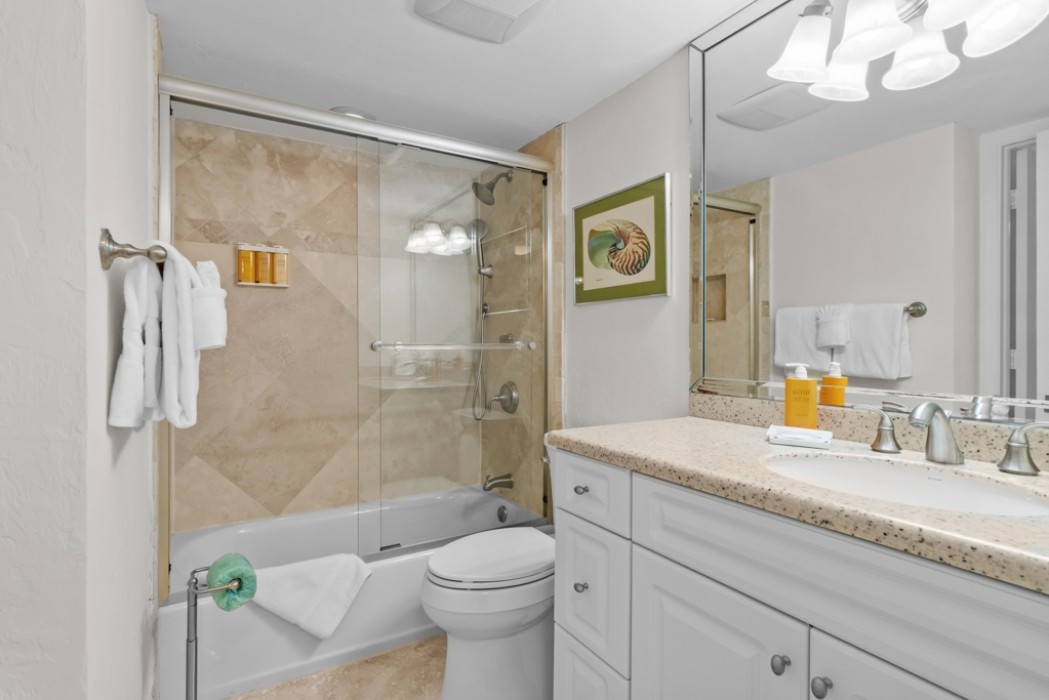 Guest bathroom w/ combo shower and tub