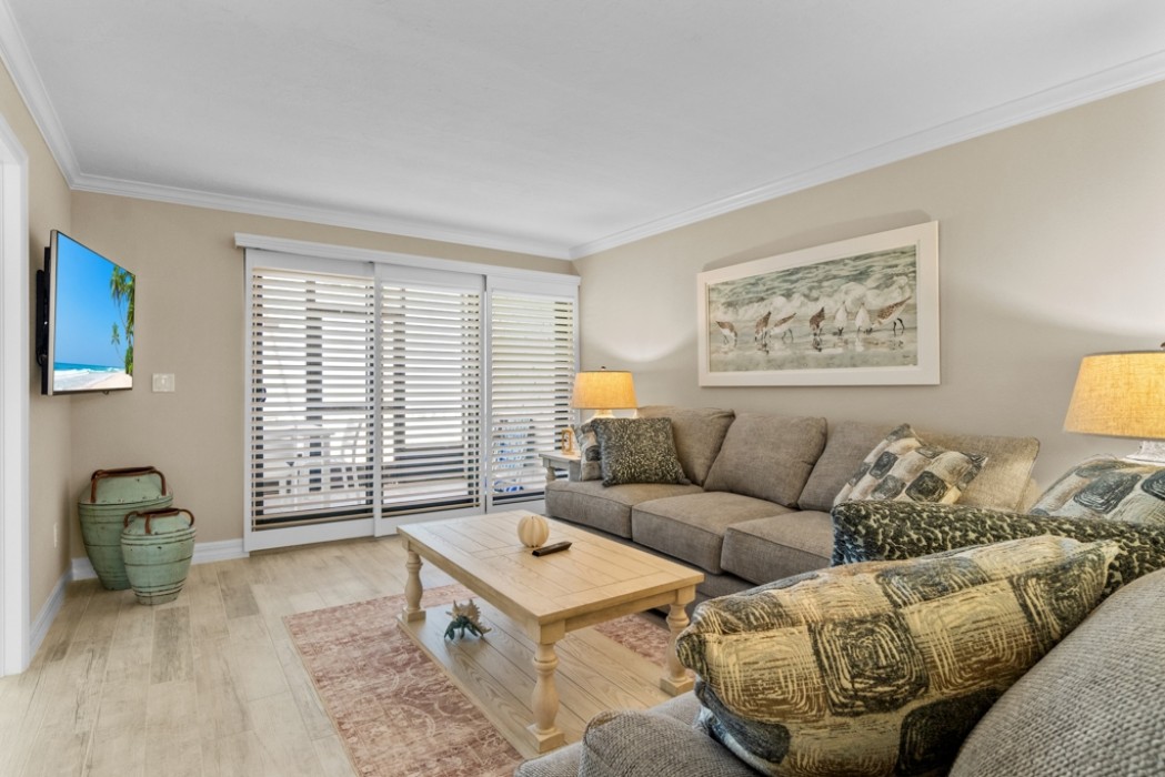 Living room w/mounted tv