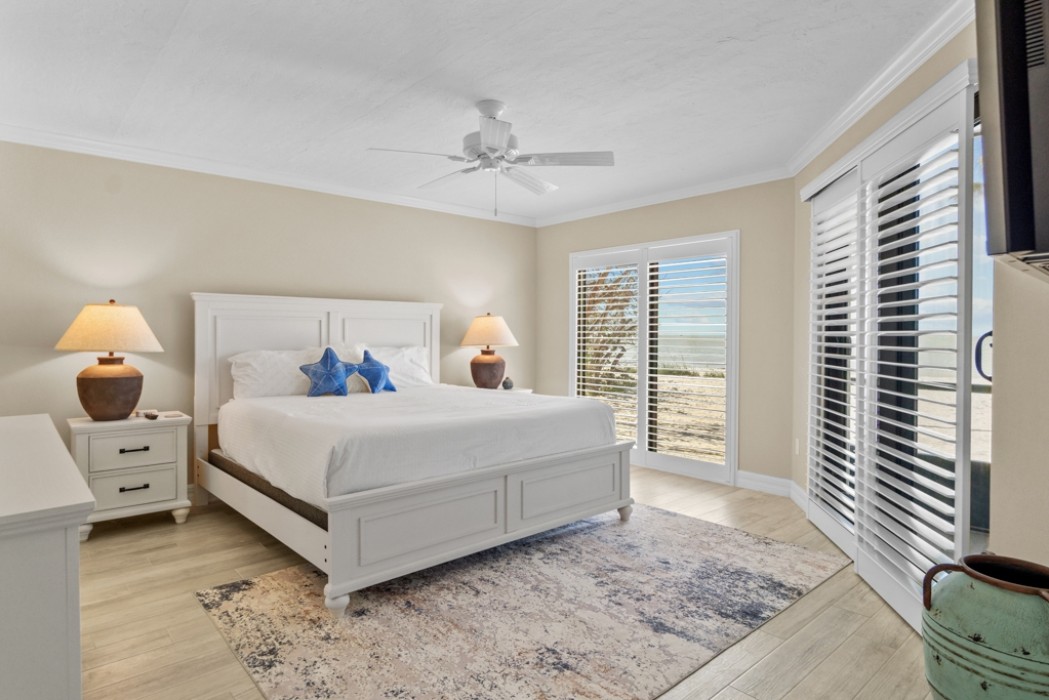 Master bedroom w/king bed