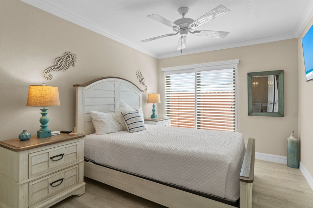 Guest baedroom 1 w/queen bed