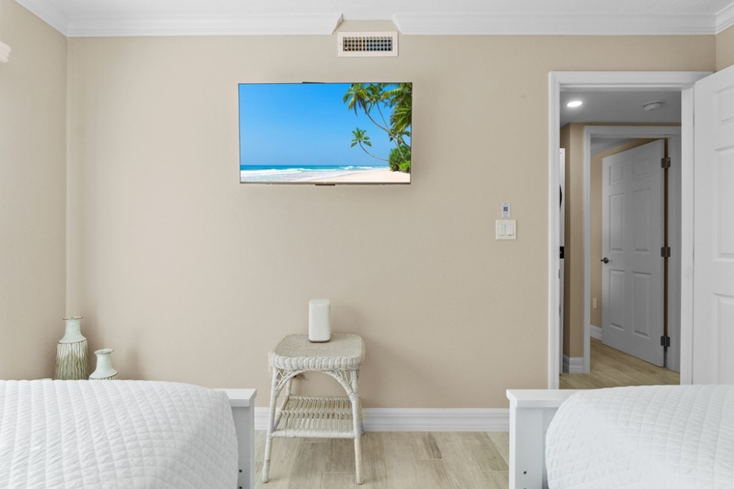 Guest bedroom w/mounted tv