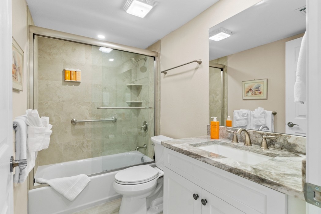 Guest bathroom w/combo tub/shower