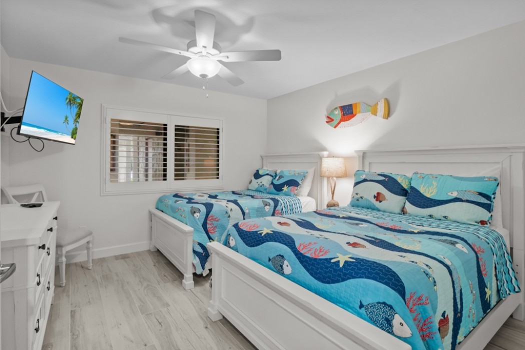 Guest bedroom w/ double beds