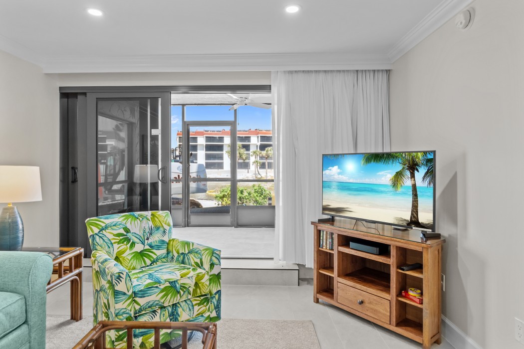 LR looking into 1 patio